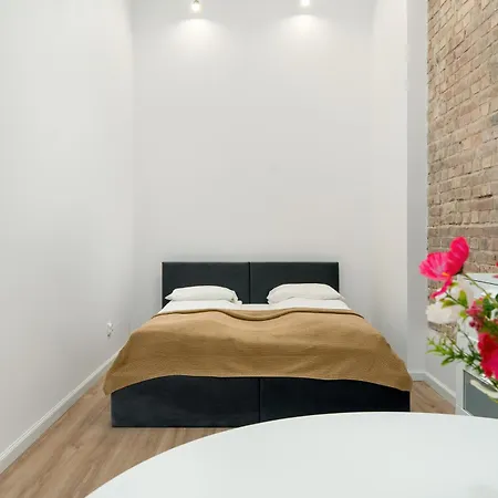 Modern Very Berry In By Renters Apartamento Poznań