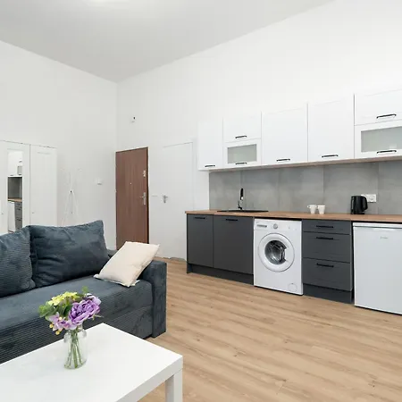 Modern Very Berry In By Renters Apartamento