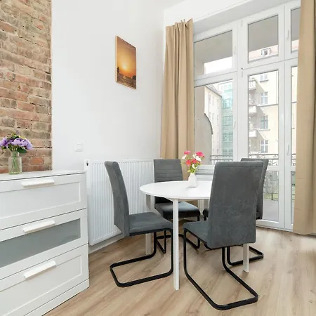 Apartamento Modern Very Berry In By Renters Poznań