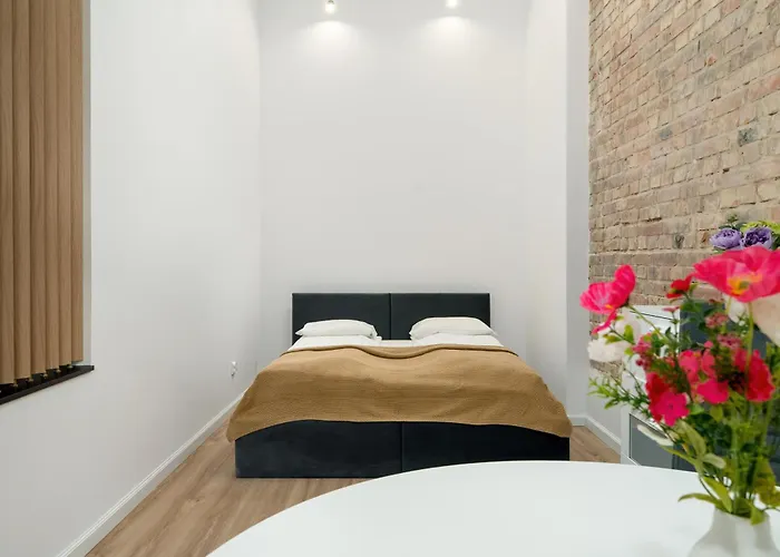 Modern Very Berry In By Renters Apartment Poznan