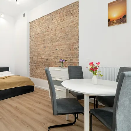 Modern Very Berry In By Renters * פוזנן