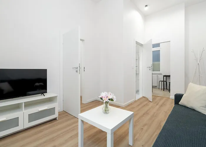 Modern Very Berry In By Renters דירה פוזנן